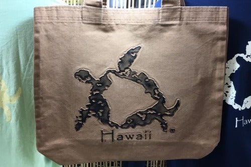 Canvas tote bag with Hawaiian sea turtle logo in durable fabric